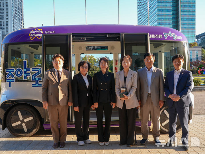 [안양=뉴시스] 기획 행정위원회 소속 의원들이 현장 활동 과정에서 기념 촬영을 하고 있다. (사진=안양시 의회 제공).2026.10.15.photo@newsis.com