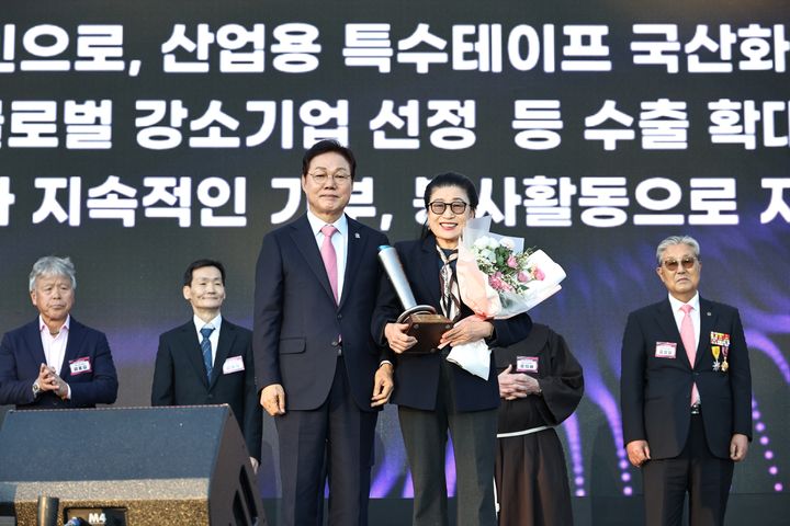 [양산=뉴시스] 안지율 기자 = 화인테크놀리지 서영옥 대표가 제2회 자랑스러운 경남인상 경제부문 수상자로 선정돼 수상하고 있다. (사진= 양산시 제공) 2026.10.15. photo@newsis.com *재판매 및 DB 금지
