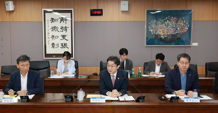 [서울=뉴시스] 금융위원회는 15일 이억원 금융위원장 주재로 금융감독원, 한국거래소 등 유관기관 및 시장 전문가와 '증시상황 긴급 점검회의'를 개최했다. (사진=금융위원회 제공) 2026.10.15. *재판매 및 DB 금지