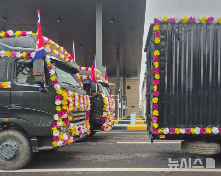 [단둥=뉴시스] 박정규 특파원 = 15일 오전 중국 랴오닝성 단둥에서 열린 북·중 신압록강대교 개통식에서 북한 측 컨테이너 차량들이 중국 측 해관(세관) 구역에 들어와 있다. 2026.10.15 pjk76@newsis.com