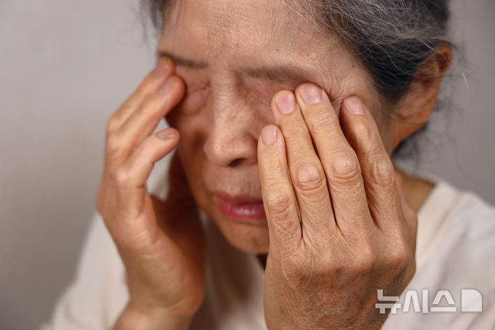 [서울=뉴시스] 중증근무력증은 연하곤란, 팔·다리 힘 빠짐, 눈꺼풀 처짐 등 다양한 증상이 나타난다. (사진= 유토이미지 제공)