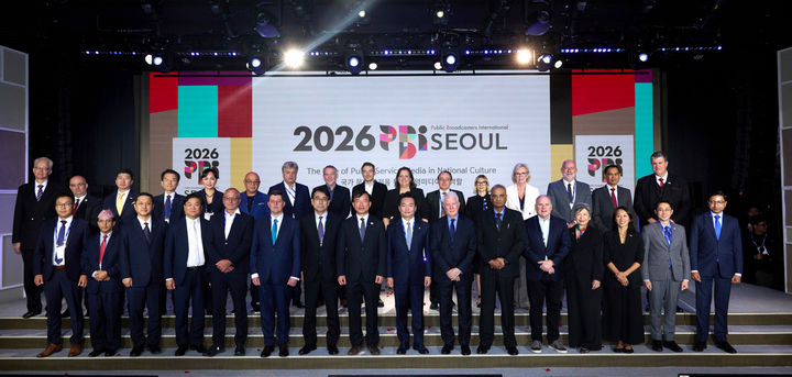 [서울=뉴시스] 15일 서울 여의도 페어몬트 앰베서더 호텔에서 열린 '2026 세계공영방송(PBI) 서울총회'에 참가자들이 기념 사진을 찍고 있다. (사진=KBS 제공) 2026.10.15. photo@newsis.com *재판매 및 DB 금지