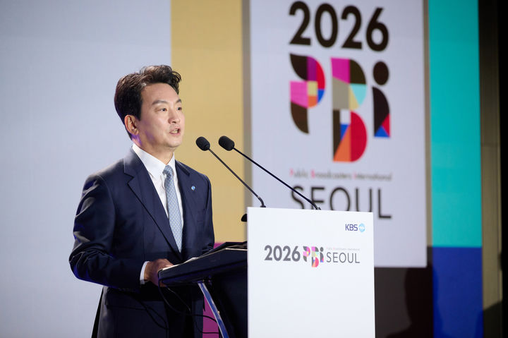 [서울=뉴시스] 박장범 KBS 사장이 15일 서울 여의도 페어몬트 앰베서더 호텔에서 열린 '2026 세계공영방송(PBI) 서울총회'에서 개회사를 하고 있다. (사진=KBS 제공) 2026.10.15. photo@newsis.com *재판매 및 DB 금지