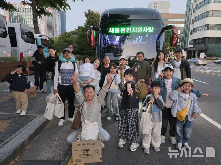 [울산=뉴시스] 배병수 기자 = 뉴시스 울산취재본부가 지난 9일 부산에서 '2026 다문화 가정 행복나들이' 행사를 개최한 가운데 참가자들이 단체사진을 찍고 있다. 2026.10.15. bbs@newsis.com 