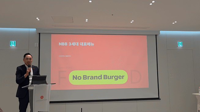 [서울=뉴시스] 김상윤 기자 = 신메뉴에 대해 설명하고 있는 최정용 신세계푸드 R&D 담당 2026.10.15. kimsy@newsis.com *재판매 및 DB 금지