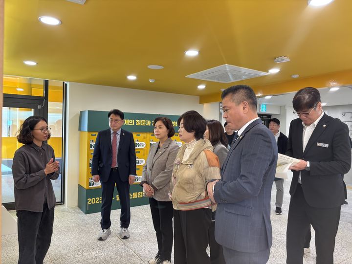 [밀양=뉴시스] 안지율 기자 = 밀양시의회 총무위원회가 관내 주요 시설 운영 현황과 주요 사업 추진 실태를 점검하고 있다. (사진=밀양시의회 제공) 2026.10.15. photo@newsis.com *재판매 및 DB 금지