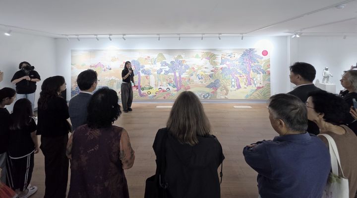 [고성(경남)=뉴시스] 신정철 기자= 경남 고성군은 고성에 머물며 창작활동을 이어온 입주작가들의 시간과 예술적 성과를 담은 '2026년 결과보고전 《체류의 기술 THE ART OF STAYING》'이 오는 11월 22일까지 고성청년예술촌에서 전시된다고 15일 밝혔다.사진은 입주작가 5명(강하경, 김소연, 권미정, 서영, 최한진)의 설치·회화·조형 등 50여 점의 작품 전시회 개막전 모습.(사진=고성군 제공).2026.10.15. photo@newsis.com *재판매 및 DB 금지