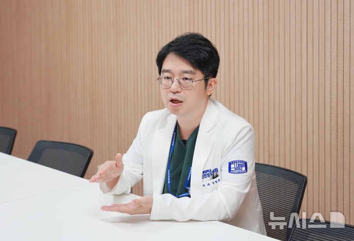 [인천=뉴시스] 이루비 기자 = 강영준 인천성모병원 유방갑상선외과 교수가 뉴시스와 인터뷰하고 있다. (사진=병원 제공) 2026.10.16. photo@newsis.com