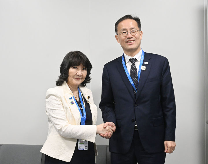 [방콕=뉴시스] 국제통화기금(IMF)·세계은행(WB) 연차총회 및 주요 20개국(G20) 재무장관.중앙은행 총재 회의, 주요 7개국(G7) 재무장관.중앙은행 총재 회의 참석차 태국 방콕을 방문중인 이형일 경제부총리 겸 재정경제부 장관이 15일(현지시간) 퀸시리낏 컨벤션센터(QSNCC)에서 가타야마 사쓰키 일본 재무장관과 면담에 앞서 악수하며 기념사진을 찍고 있다. (사진 = 재경부 제공) 2026.10.15. *재판매 및 DB 금지