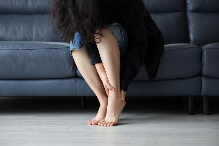 [서울=뉴시스]집에서 맨발로 생활하는 습관이 발 건강을 해칠 수 있다는 족부 전문의들의 조언이 나왔다. (사진=유토이미지) 2026.10.15