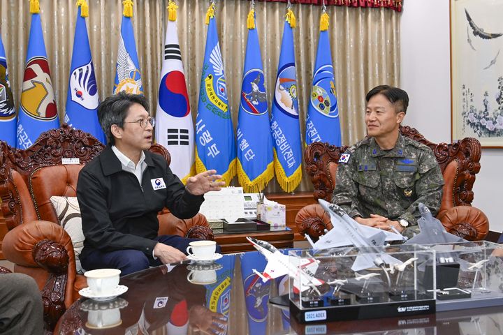[서울=뉴시스]홍지선 국토교통부 장관이 15일 전남광주통합특별시 광주군공항을 찾아 3대 메가프로젝트 핵심인 호남권 반도체 첨단 국가산업단지 조성 추진 현황을 점검했다. (사진=국토부 제공) 2026. 10. 15. *재판매 및 DB 금지
