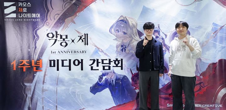 [서울=뉴시스] 15일 경기 성남시 분당퍼스트타워에서 최승현PD(왼쪽)와 김기범DD가 카제나 출시 1주년을 기념해 향후 개발·운영 방향을 공개했다. (사진=스마일게이트 제공) *재판매 및 DB 금지