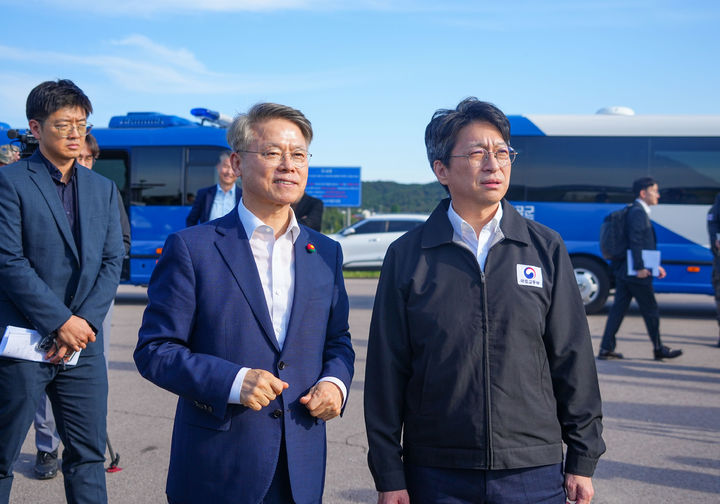 [전남광주=뉴시스] 민형배 전남광주통합특별시장과 홍지선 국토교통부 장관이 15일 오후 전남광주 서구 군공항 탄약고 이전 예정지를 둘러보며 호남권 반도체 클러스터 조성 사업 현황을 점검하고 있다. (사진=전남광주시 제공) 2026.10.15. photo@newsis.com *재판매 및 DB 금지