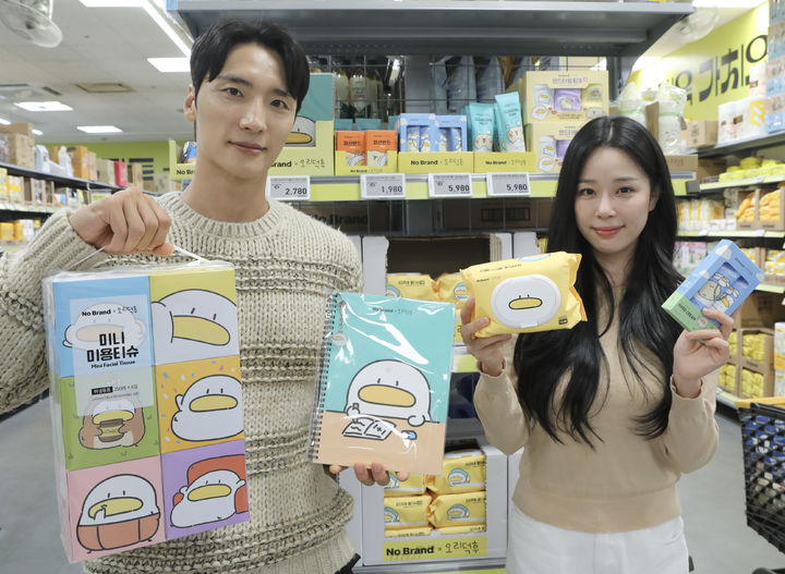 [서울=뉴시스] 노브랜드가 인기 캐릭터를 활용한 생활용품부터 제철 식재료로 만든 이색 먹거리까지 상품군을 확대하하고 있다. 사진은 '오리덕후'와 협업한 신상품 16종 (사진=이마트 제공) 2026.10.16. photo@newsis.com *재판매 및 DB 금지