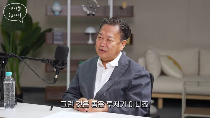 [서울=뉴시스] 지난 15일 전 메리츠자산운용 대표이사이자 현 (주)존리의부자학교 '존리' 대표가 유튜브 채널을 통해 단기 주가 흐름은 일시적인 시장 반응일 뿐이며 투자자는 노후 자금 마련을 위해 '기업의 가치'에 '장기적인 관점'으로 투자해야 한다고 조언했다. (사진=유튜브 채널 '머니인더트랩' 화면 캡쳐) 2026.10.16. 