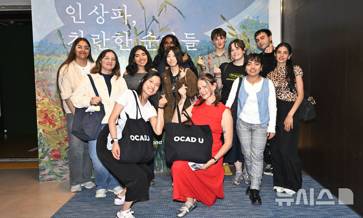 [전남광주=뉴시스] 양시원 기자 = 캐나다 온타리오예술디자인(OCAD)대학교 학생 등 13명이 국립아시아문화전당 전시관을 찾아 기념사진을 찍고 있다. 2026.10.15. goodwrite97@newsis.com