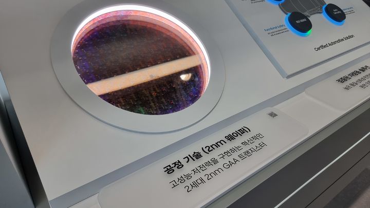 [서울=뉴시스]이지용 기자 = 14일 서울 코엑스에서 열린 'SEDEX 2026'에 전시된 삼성전자의 2나노 공정 기술. 2026.10.15. leejy5223@newsis.com *재판매 및 DB 금지