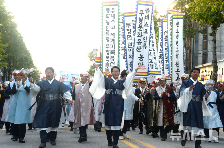 [고창=뉴시스] 김얼 기자 = '제53회 고창 모양성제'가 개막한 15일 전북 고창군 고창군청 앞 도로에서 심덕섭(가운데) 고창군수를 비롯한 관계자들이 거리퍼레이드를 하며 개막을 알리고 있다. 2026.10.15. pmkeul@newsis.com