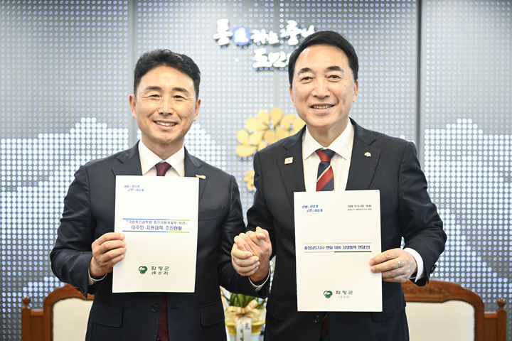 [홍성=뉴시스] 박수현 충남도지사(오른쪽)가 15일 이남오 함평군수를 만나 천안 국가산단(성환 종축장 부지) 관련 상생 협력 방안에 대해 논의했다. (사진=충청남도 제공) 2026.10.15 photo@newsis.com *재판매 및 DB 금지