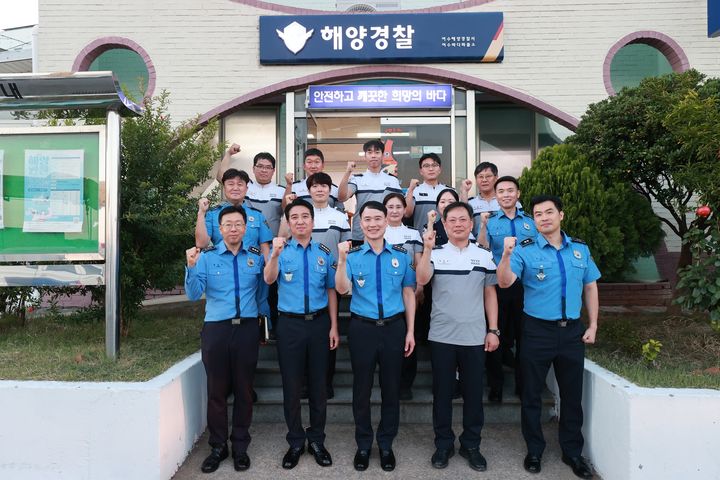 [여수=뉴시스] 15일 하만식 해경청장이 여수바다파출소를 방문해 직원들과 사진촬영하고 있다. (사진=여수해경 제공) 2026.10.15. photo@newsis.com *재판매 및 DB 금지