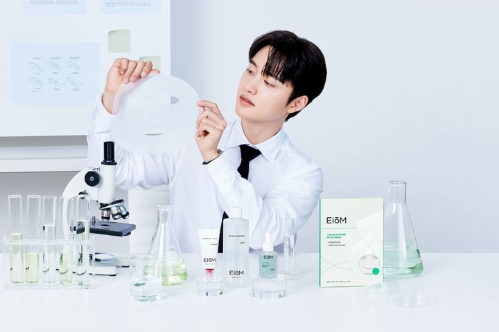 ‘이옴’(EIOM) 브랜드 화보에서 ‘트러블 바이옴 패치 마스크’를 살펴보는 도경수. (사진=이옴) *재판매 및 DB 금지