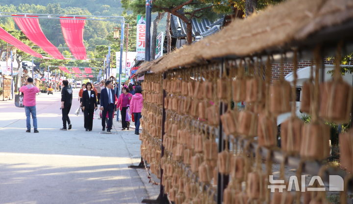 [순창=뉴시스] 김종효 기자 = 15일 대한민국 예비 글로벌축제인 전북 순창의 '제21회 장류축제'가 개막했다. 축제장인 고추장민속마을 거리에 메주가 걸린 모습이다. 2026.10.15. kjh6685@newsis.com 