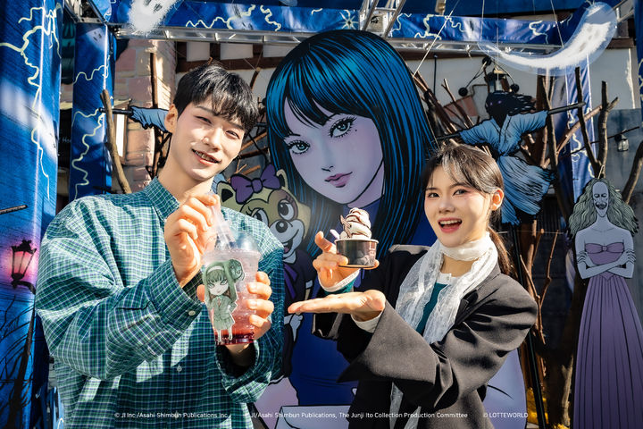 롯데월드 어드벤처에서 모델들이 ‘이토 준지 컬렉션’ 컬래버 메뉴인 ‘토미에의 분열주사 에이드’(왼쪽)와 ‘소이치 선데’를 선보이고 있다. (사진=롯데월드 어드벤처 제공) *재판매 및 DB 금지