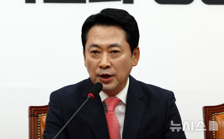 [서울=뉴시스] 고범준 기자 = 장동혁 국민의힘 대표가 15일 서울 여의도 국회에서 열린 최고위원회의에서 발언하고 있다. 2026.10.15. bjko@newsis.com
