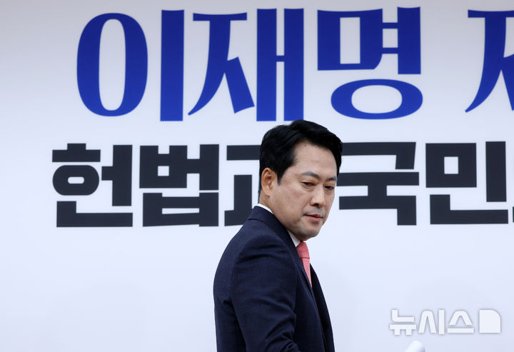 [서울=뉴시스] 고범준 기자 = 장동혁 국민의힘 대표가 15일 서울 여의도 국회에서 열린 최고위원회의에 참석하고 있다. 2026.10.15. bjko@newsis.com