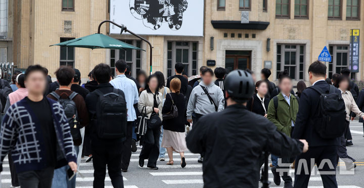 [서울=뉴시스] 김선웅 기자 = 18일 새벽부터 19일 오전까지 전국에 비가 내린 뒤 북서쪽의 찬 공기가 남하하면서, 다음 주에는 기온이 평년보다 낮아져 쌀쌀해질 전망이다. 사진은 다소 쌀쌀해진 15일 오전 서울 종로구 세종로사거리에서 가을 옷차림을 한 시민들이 길을 걷고 있는 모습. 2026.10.15. mangusta@newsis.com