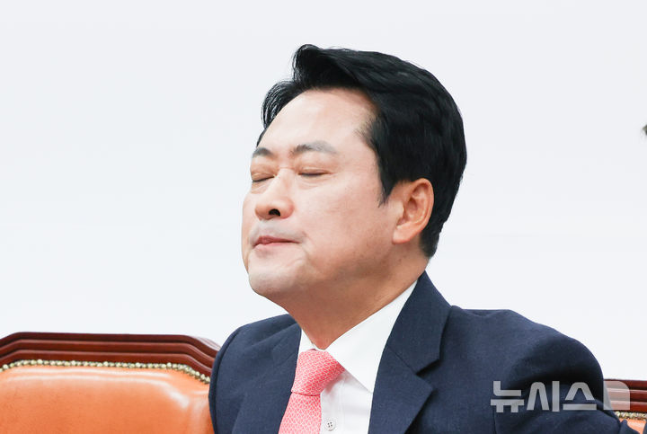 [서울=뉴시스] 김근수 기자 = 장동혁 국민의힘 대표가 15일 오전 서울 여의도 국회에서 열린 최고위원회의 도중 생각에 잠겨 있다. 2026.10.15. ks@newsis.com