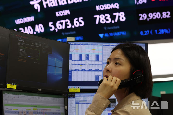 [서울=뉴시스] 권창회 기자 = 15일 오전 서울 중구 하나은행 딜링룸에서 딜러들이 업무를 보고 있다. 코스피가 전 거래일 대비 335.8포인트(5.59%) 내린 5673.01에 출발했다. 원달러 환율은 1341원으로, 코스닥 지수는 39.43포인트(4.79%) 내린 784.45에 거래를 시작했다. 2026.10.15. kch0523@newsis.com