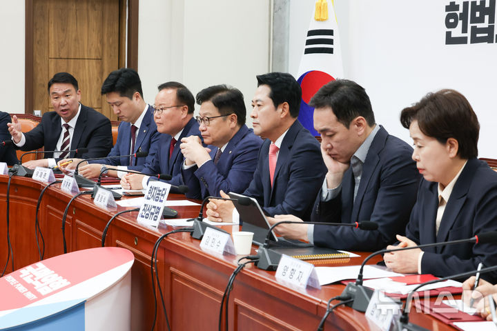 [서울=뉴시스] 김근수 기자 = 정희용 국민의힘 사무총장이 15일 오전 서울 여의도 국회에서 열린 최고위원회의에서 양향자 최고위원 발언에 항의하고 있다. 2026.10.15. ks@newsis.com