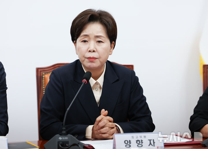 [서울=뉴시스] 김근수 기자 = 양향자 국민의힘 최고위원이 15일 오전 서울 여의도 국회에서 열린 최고위원회의에서 경기 용인갑 조직위원장 경선 과정 자동응답기(ARS) 전화 발신 오류로 인한 재투표 관련 발언을 하고 있다. 2026.10.15. ks@newsis.com
