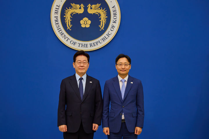 [서울=뉴시스] 김진아 기자 = 이재명 대통령이 15일 청와대에서 임광현 비서실장에게 임명장을 수여, 기념촬영을 하고 있다. (사진=청와대 제공) 2026.10.15. photo@newsis.com *재판매 및 DB 금지