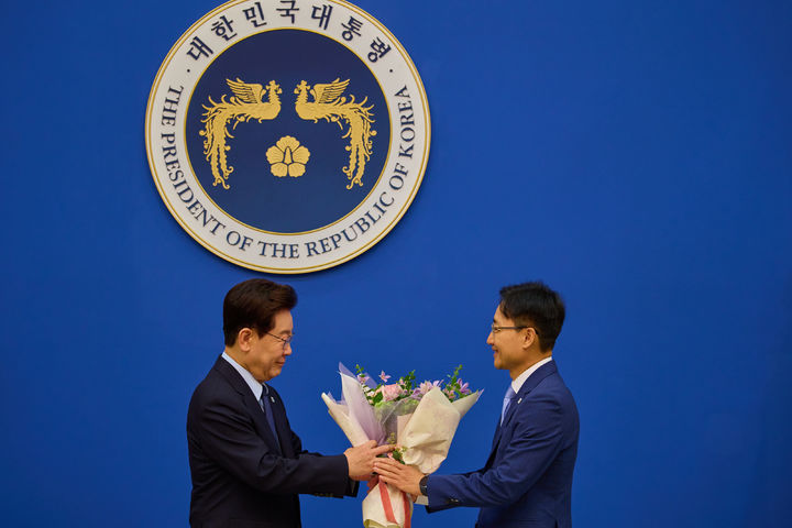 [서울=뉴시스] 김진아 기자 = 이재명 대통령이 15일 청와대에서 임광현 비서실장에게 임명장을 수여하고 있다. (사진=청와대 제공) 2026.10.15. photo@newsis.com *재판매 및 DB 금지
