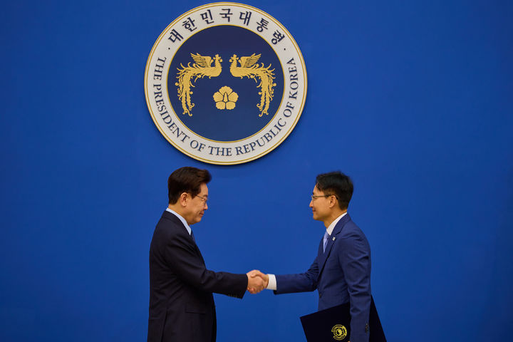 [서울=뉴시스] 김진아 기자 = 이재명 대통령이 15일 청와대에서 임광현 비서실장에게 임명장을 수여하고 있다. (사진=청와대 제공) 2026.10.15. photo@newsis.com *재판매 및 DB 금지