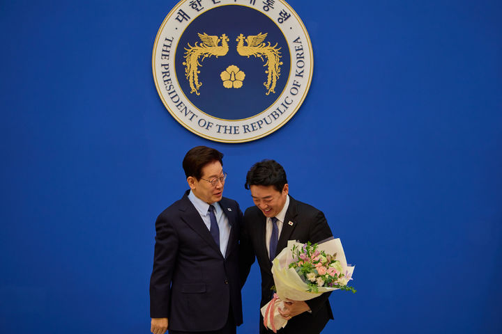 [서울=뉴시스] 김진아 기자 = 이재명 대통령이 15일 청와대에서 강훈식 전 비서실장에게 공로패를 수여하고 있다. (사진=청와대 제공) 2026.10.15. photo@newsis.com *재판매 및 DB 금지