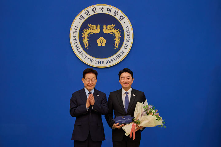 [서울=뉴시스] 김진아 기자 = 이재명 대통령이 15일 청와대에서 강훈식 전 비서실장에게 공로패를 수여, 기념촬영을 하고 있다. (사진=청와대 제공) 2026.10.15. photo@newsis.com *재판매 및 DB 금지
