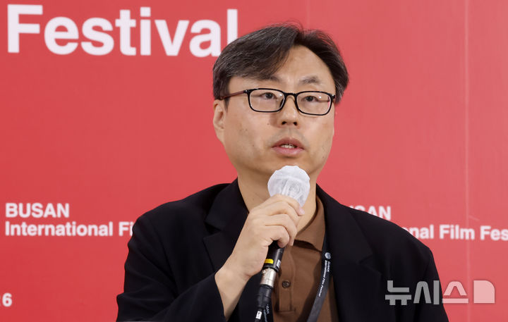 제31회 부국제 결산 기자회견하는 정한석 집행위원장