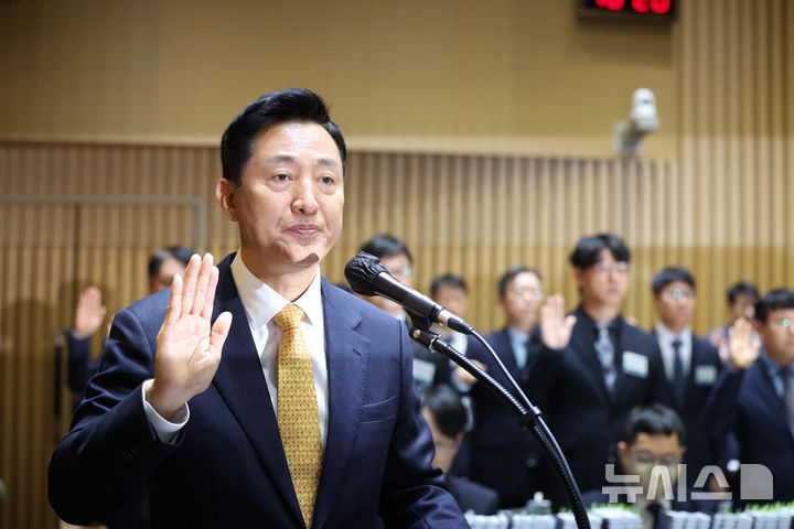 [서울=뉴시스] 황준선 기자 = 오세훈 서울시장이 15일 서울 중구 서울시청에서 열린 '2026 국회 행정안전위원회 서울특별시 국정감사'에 출석해 증인선서 하고 있다. (공동취재) 2026.10.15. photo@newsis.com