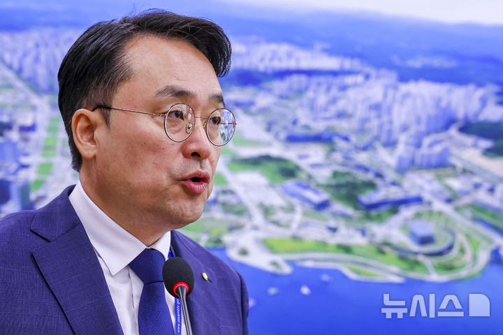 [서울=뉴시스] 정병혁 기자 = 이헌욱 한국부동산원 원장이 15일 서울 여의도 국회에서 열린 국토교통위원회의 한국부동산원 등에 대한 국정감사에서 업무보고를 하고 있다. 2026.10.15. jhope@newsis.com