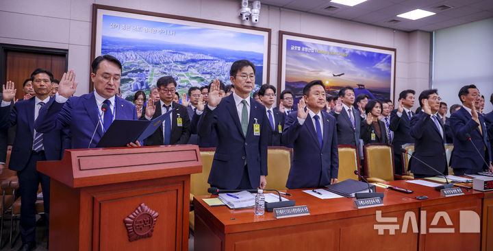 [서울=뉴시스] 정병혁 기자 = 이헌욱 한국부동산원 원장이 15일 서울 여의도 국회에서 열린 국토교통위원회의 한국부동산원 등에 대한 국정감사에서 증인선서를 하고 있다. 2026.10.15. jhope@newsis.com
