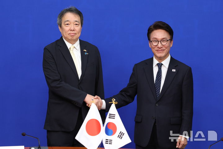 [서울=뉴시스] 고범준 기자 = 김민석 더불어민주당 대표가 15일 서울 여의도 국회에서 미즈시마 고이치 주한일본대사 접견에 앞서 기념촬영을 하고 있다. 2026.10.15. bjko@newsis.com 