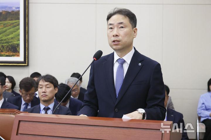 [서울=뉴시스] 김근수 기자 = 차광명 한국환경공단 이사장 직무대행이 15일 오전 서울 여의도 국회에서 열린 기후에너지환경노동위원회 국정감사에서 업무보고를 하고 있다. 2026.10.15. ks@newsis.com