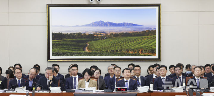 [서울=뉴시스] 김근수 기자 = 정은해 중앙환경분쟁조정피해구제위원장을 비롯한 기관장들이 15일 오전 서울 여의도 국회에서 열린 기후에너지환경노동위원회 국정감사에 참석해 있다. 2026.10.15. ks@newsis.com