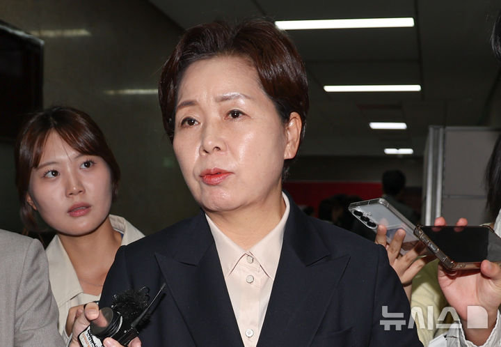 [서울=뉴시스] 최진석 기자 = 양향자 국민의힘 최고위원이 15일 여의도 국회에서 열린 최고위원회의 참석을 마친 뒤 이동하며 기자들의 질문에 답하고 있다.&nbsp; 국민의힘 경기 용인갑 조직위원장 경선 과정에서 자동응답시스템(ARS) 전화 발신 오류로 재투표가 결정된 가운데, 결선에서 패배한 양 최고위원은 재투표 불참을 선언하고 전면 재선거를 주장했다. 정희용 사무총장을 비롯한 당 지도부는 "당의 시스템을 무력화시키는 발언"이라며 강하게 반발했다. 2026.10.15. myjs@newsis.com