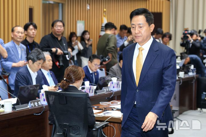 자리로 향하는 오세훈 시장