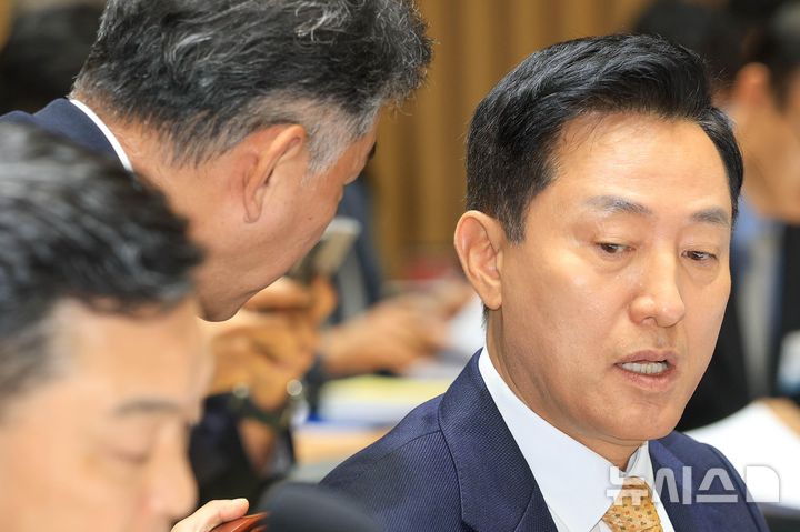 [서울=뉴시스] 황준선 기자 = 오세훈 서울시장이 15일 서울 중구 서울시청에서 열린 '2026 국회 행정안전위원회 서울특별시 국정감사'에 출석해 박찬구 서울시 정무부시장과 의견을 나누고 있다. (공동취재) 2026.10.15. photo@newsis.com