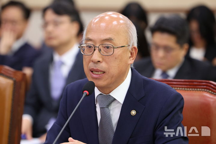 [서울=뉴시스] 고범준 기자 = 조원철 법제처장이 15일 서울 여의도 국회에서 열린 법제사법위원회 국정감사(법제처)에서 의원 질의에 답변하고 있다. 2026.10.15. bjko@newsis.com 